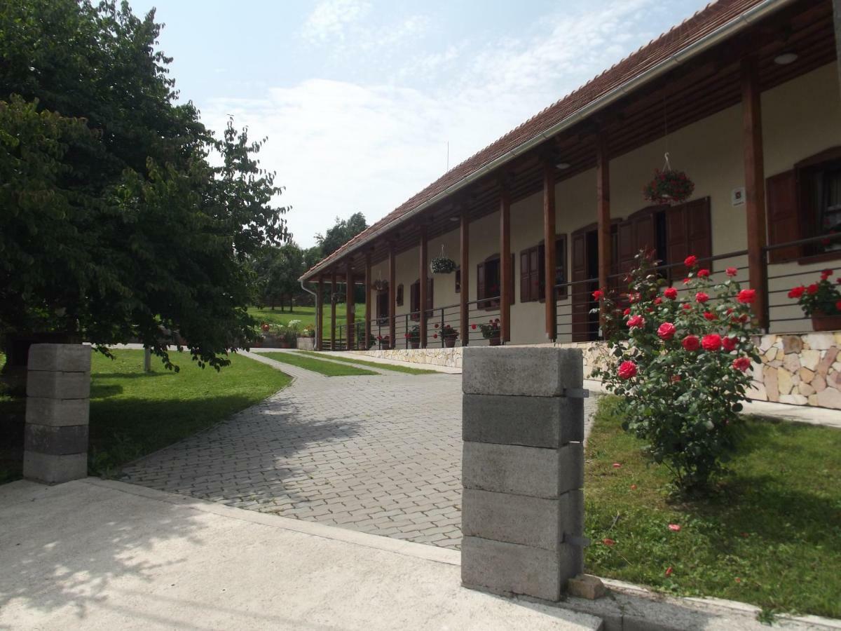 Oereg Somfa Vendeghaz Hotel Uppony Bagian luar foto